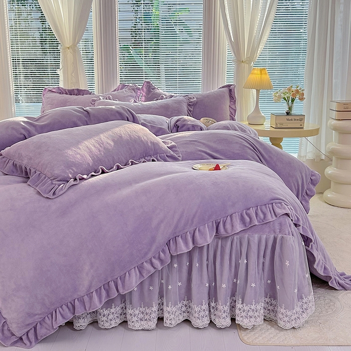 91家纺网 家纺一手货源 找家纺 唐人居 2025新款加厚牛奶绒蕾丝花边床裙款四件套--爱丽丝系列 爱丽丝-浅紫