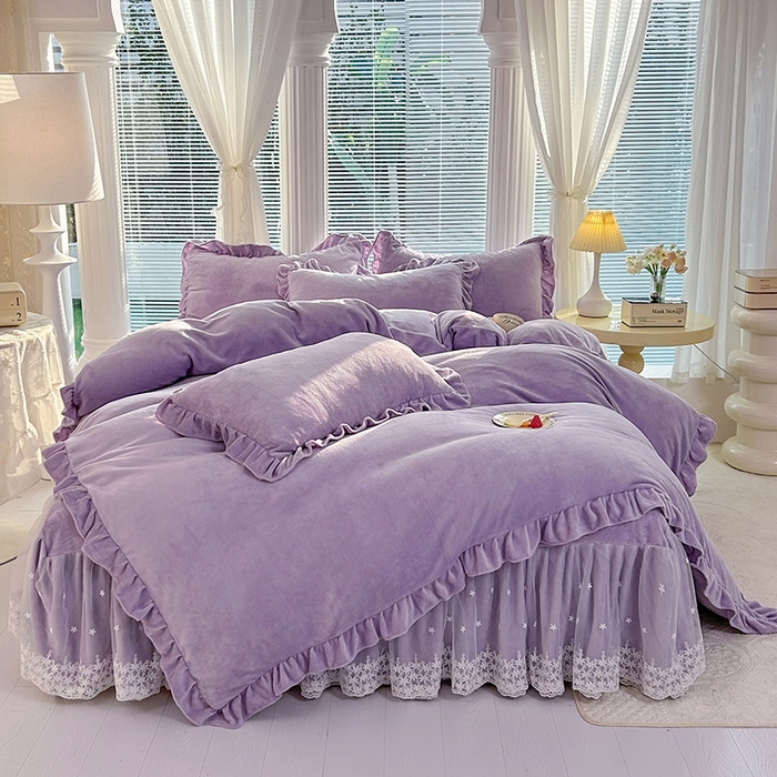 91家纺网 家纺一手货源 找家纺 唐人居 2025新款加厚牛奶绒蕾丝花边床裙款四件套--爱丽丝系列 爱丽丝-浅紫