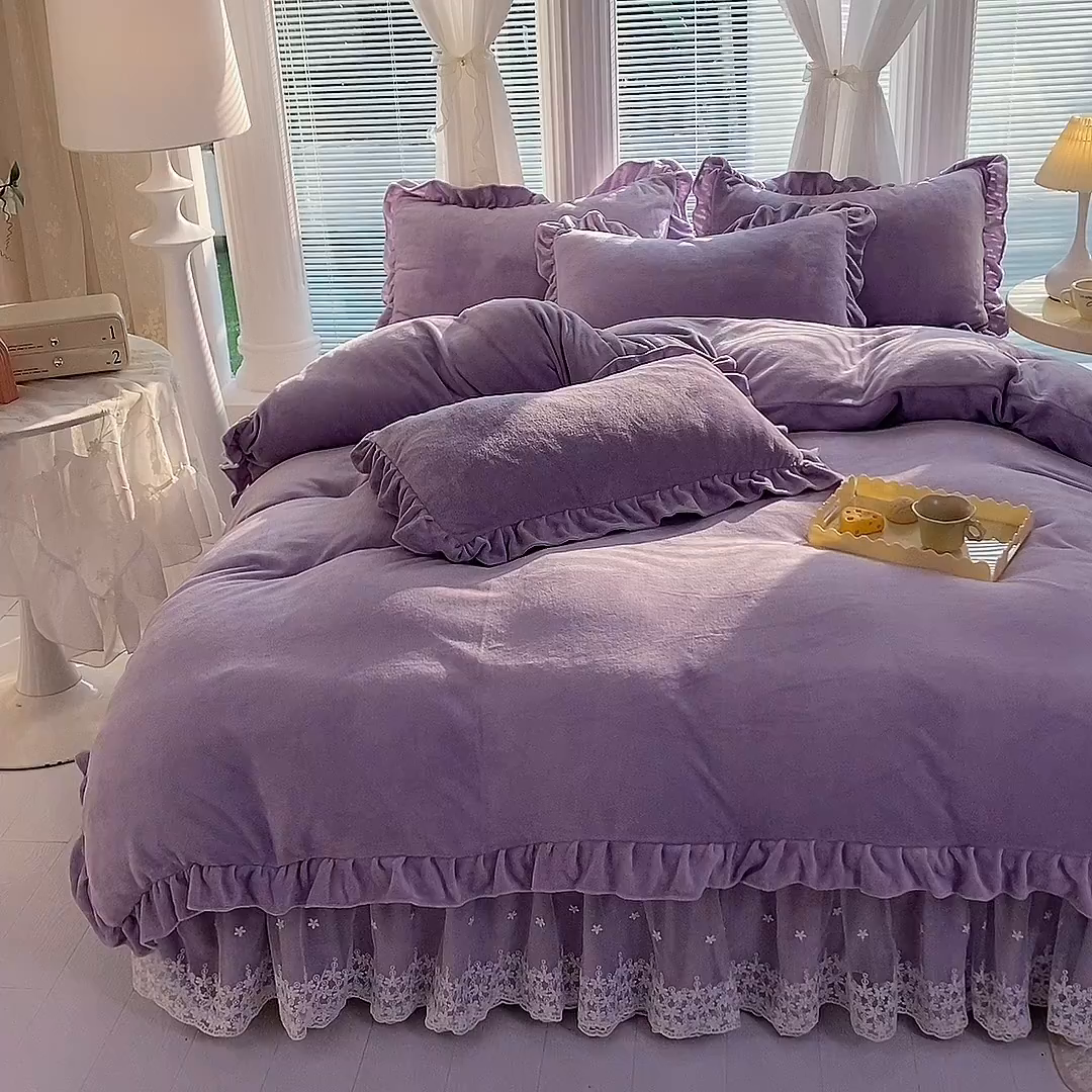 91家纺网 家纺一手货源 找家纺 唐人居 2025新款加厚牛奶绒蕾丝花边床裙款四件套--爱丽丝系列 爱丽丝-浅紫