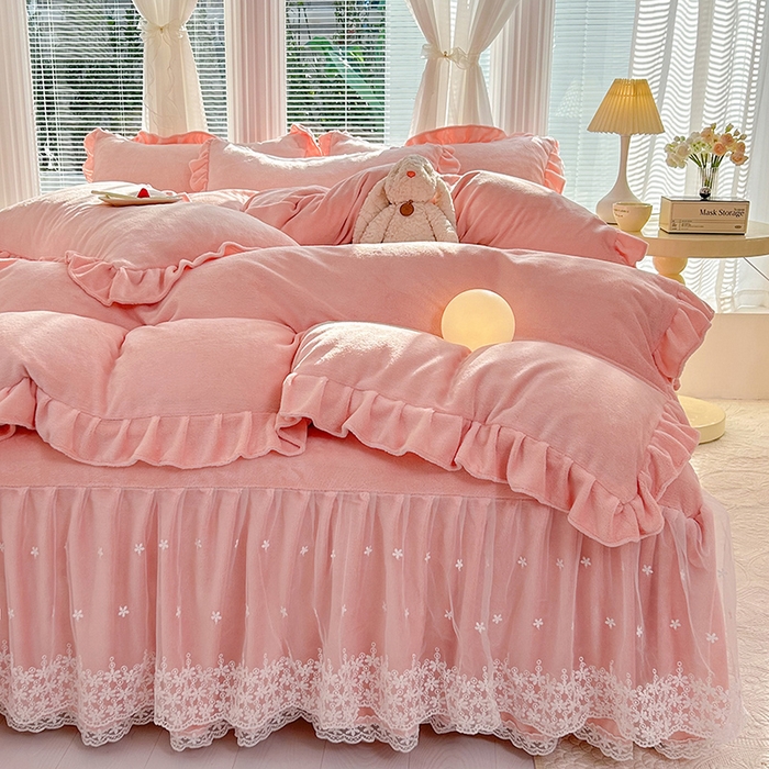 91家纺网 家纺一手货源 找家纺 唐人居 2025新款加厚牛奶绒蕾丝花边床裙款四件套--爱丽丝系列 爱丽丝-玉