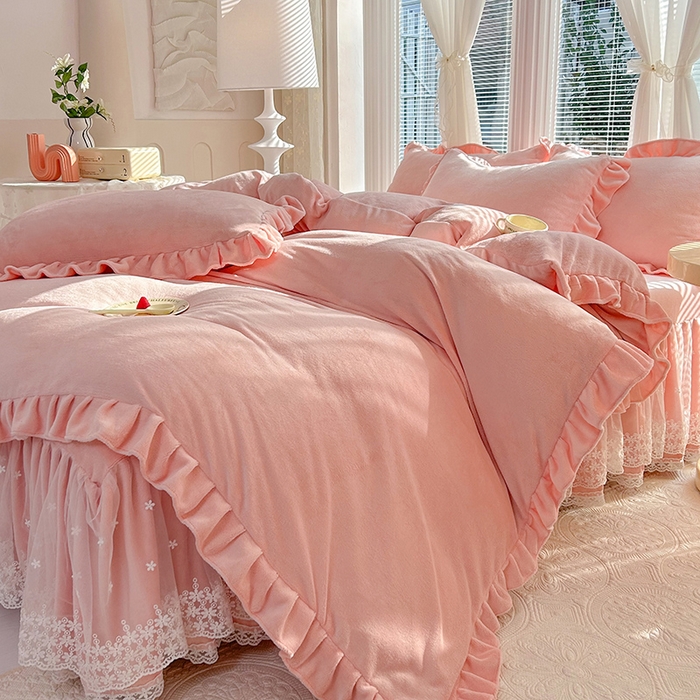 91家纺网 家纺一手货源 找家纺 唐人居 2025新款加厚牛奶绒蕾丝花边床裙款四件套--爱丽丝系列 爱丽丝-玉