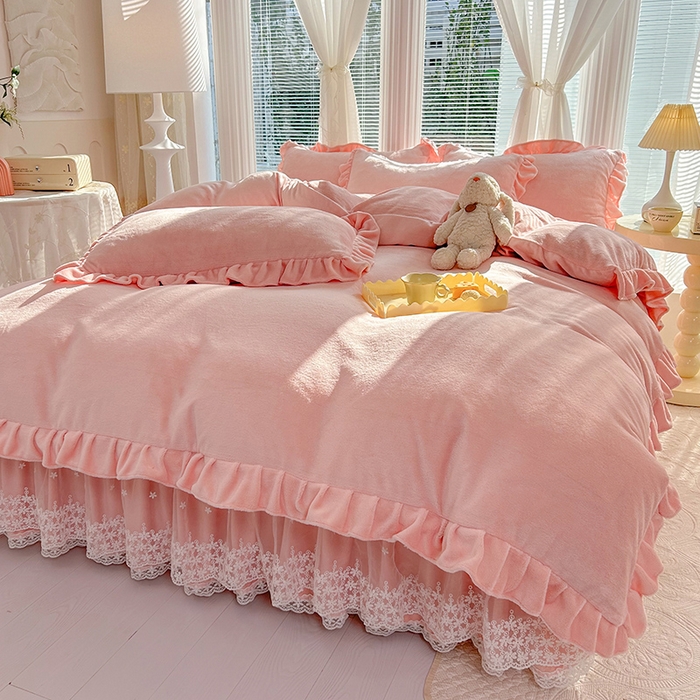 91家纺网 家纺一手货源 找家纺 唐人居 2025新款加厚牛奶绒蕾丝花边床裙款四件套--爱丽丝系列 爱丽丝-玉