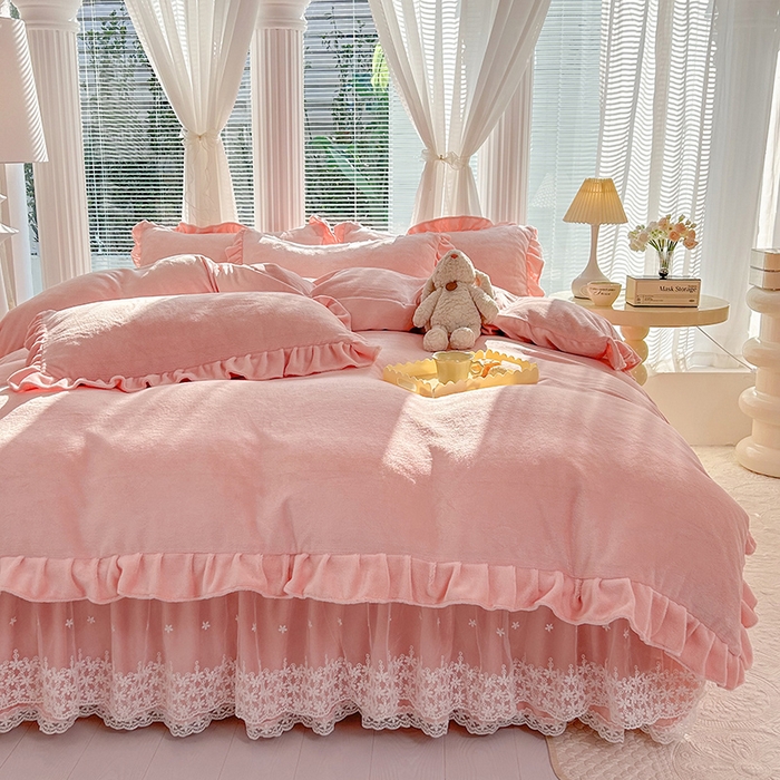 91家纺网 家纺一手货源 找家纺 唐人居 2025新款加厚牛奶绒蕾丝花边床裙款四件套--爱丽丝系列 爱丽丝-玉