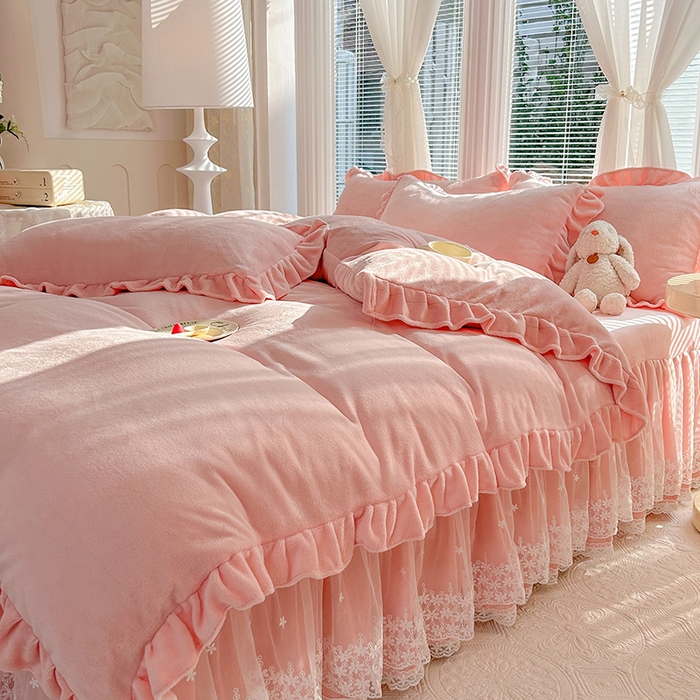 91家纺网 家纺一手货源 找家纺 唐人居 2025新款加厚牛奶绒蕾丝花边床裙款四件套--爱丽丝系列 爱丽丝-玉