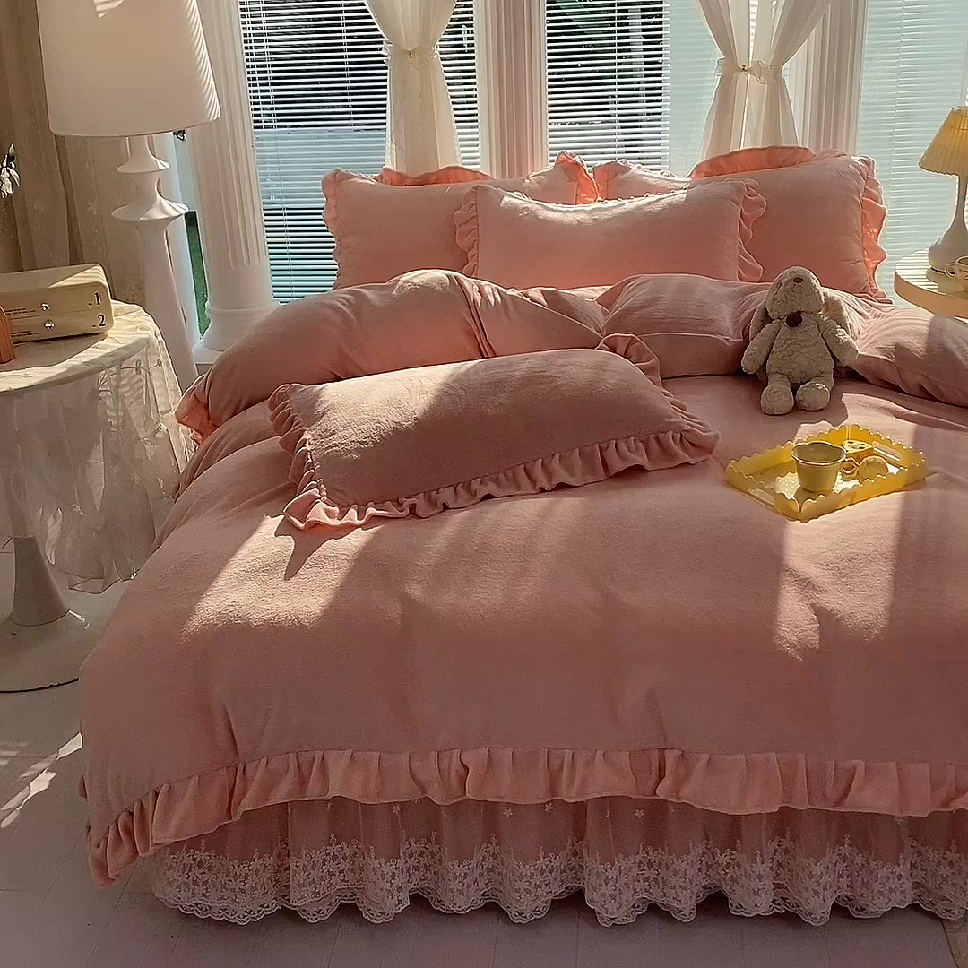 91家纺网 家纺一手货源 找家纺 唐人居 2025新款加厚牛奶绒蕾丝花边床裙款四件套--爱丽丝系列 爱丽丝-玉