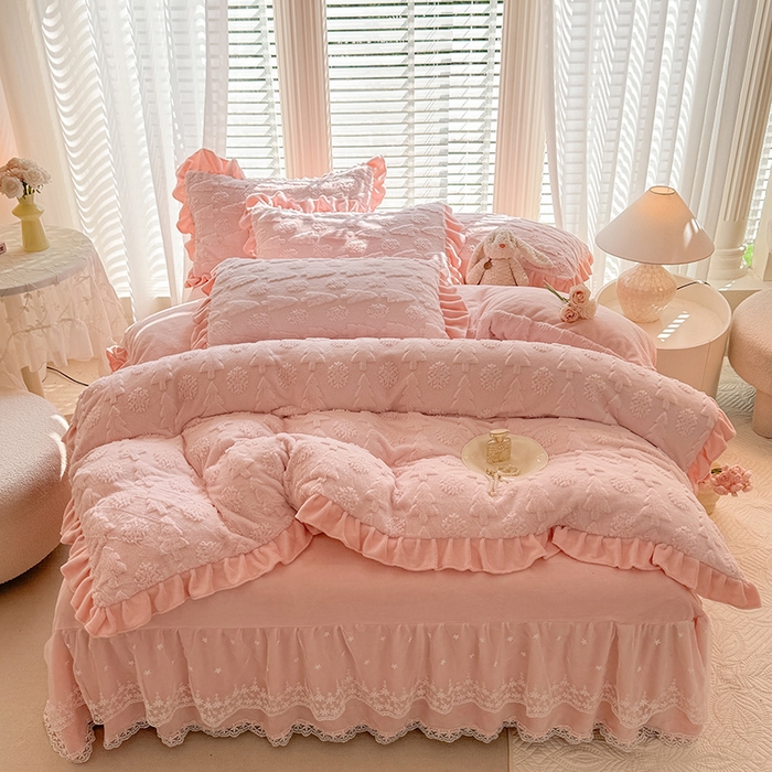 91家纺网 家纺一手货源 找家纺 唐人居 2025新款雕花花边兔毛绒床裙四件套 小树林-浅粉