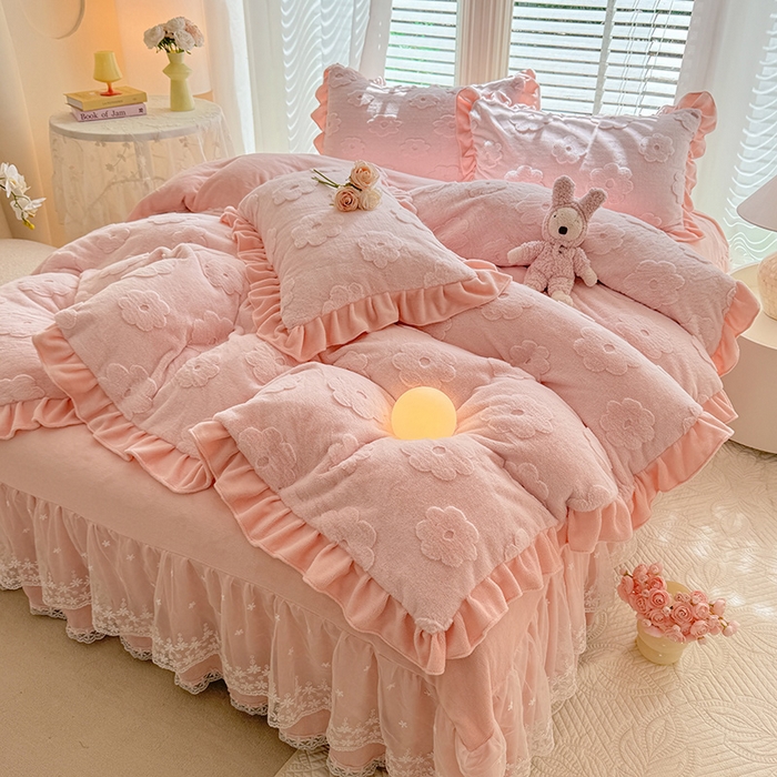 91家纺网 家纺一手货源 找家纺 唐人居 2025新款雕花花边兔毛绒床裙四件套 花儿朵朵-浅粉