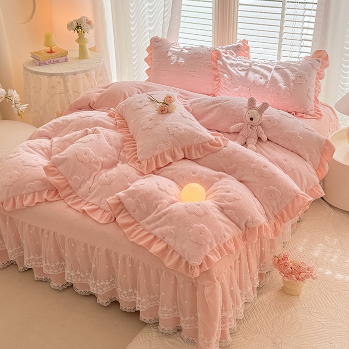 91家纺网 家纺一手货源 找家纺 唐人居 2025新款雕花花边兔毛绒床裙四件套 花儿朵朵-浅粉