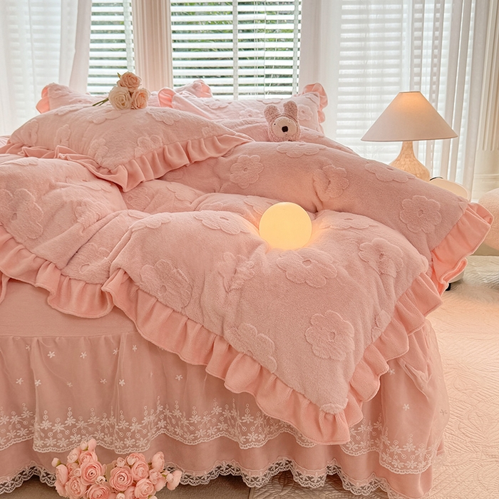 91家纺网 家纺一手货源 找家纺 唐人居 2025新款雕花花边兔毛绒床裙四件套 花儿朵朵-浅粉