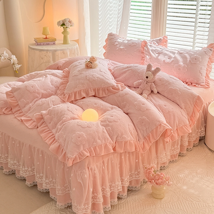 91家纺网 家纺一手货源 找家纺 唐人居 2025新款雕花花边兔毛绒床裙四件套 花儿朵朵-浅粉