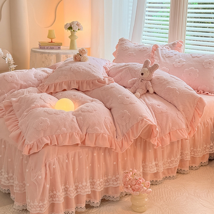 91家纺网 家纺一手货源 找家纺 唐人居 2025新款雕花花边兔毛绒床裙四件套 花儿朵朵-浅粉