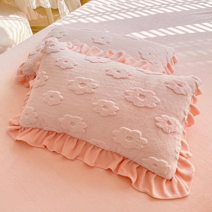 91家纺网 家纺一手货源 找家纺 唐人居 2025新款雕花花边兔毛绒床裙四件套 花儿朵朵-浅粉