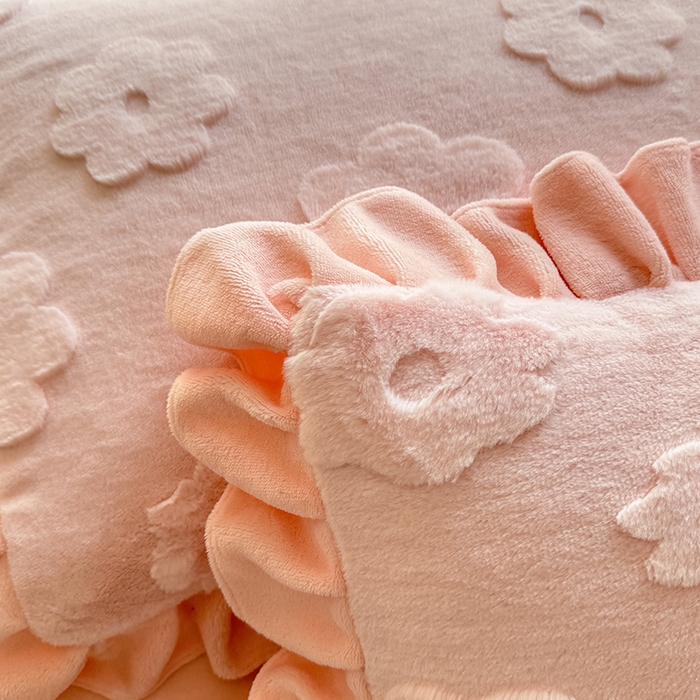 91家纺网 家纺一手货源 找家纺 唐人居 2025新款雕花花边兔毛绒床裙四件套 花儿朵朵-浅粉