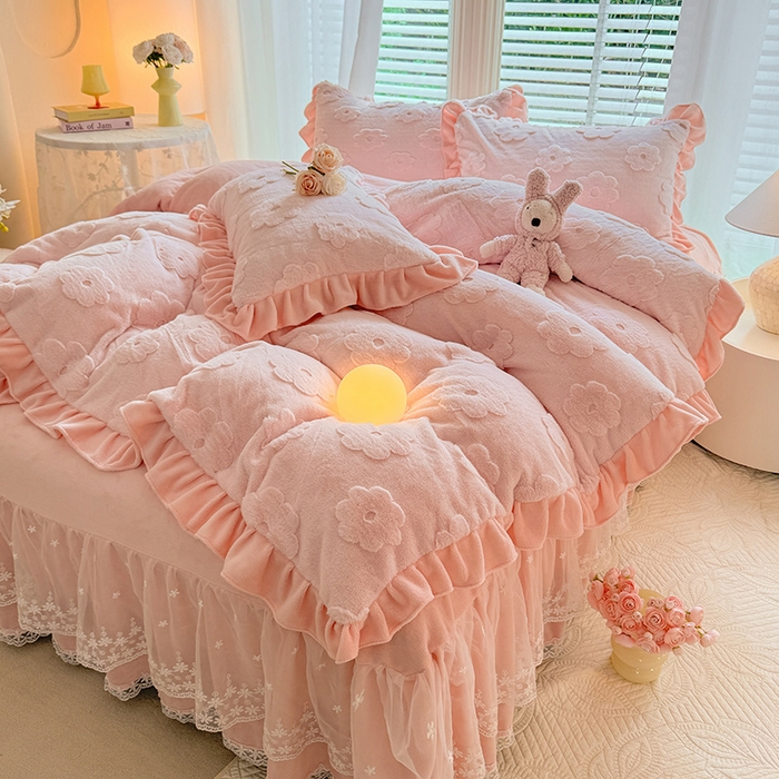 91家纺网 家纺一手货源 找家纺 唐人居 2025新款雕花花边兔毛绒床裙四件套 花儿朵朵-浅粉
