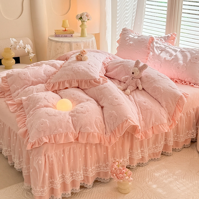 91家纺网 家纺一手货源 找家纺 唐人居 2025新款雕花花边兔毛绒床裙四件套 花儿朵朵-浅粉
