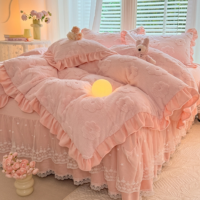 91家纺网 家纺一手货源 找家纺 唐人居 2025新款雕花花边兔毛绒床裙四件套 花儿朵朵-浅粉