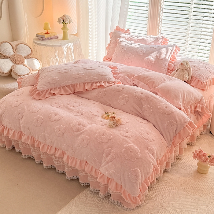 91家纺网 家纺一手货源 找家纺 唐人居 2025新款雕花花边兔毛绒床裙四件套 花儿朵朵-浅粉