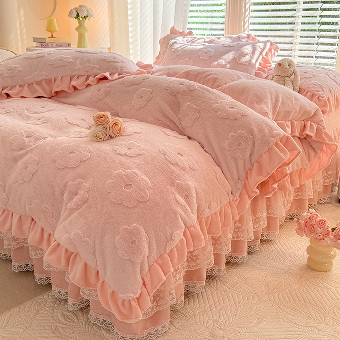 91家纺网 家纺一手货源 找家纺 唐人居 2025新款雕花花边兔毛绒床裙四件套 花儿朵朵-浅粉