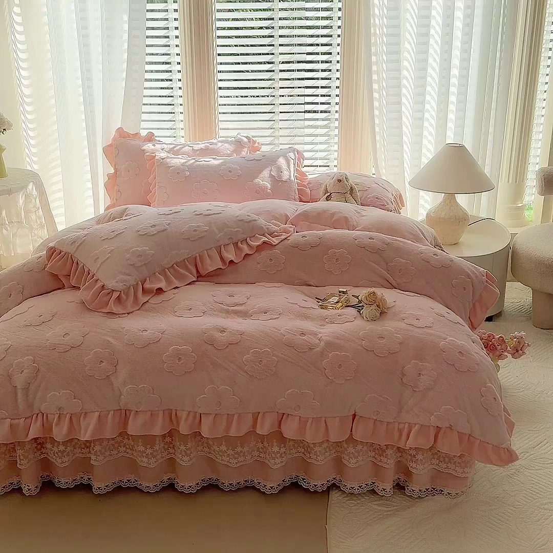 91家纺网 家纺一手货源 找家纺 唐人居 2025新款雕花花边兔毛绒床裙四件套 花儿朵朵-浅粉