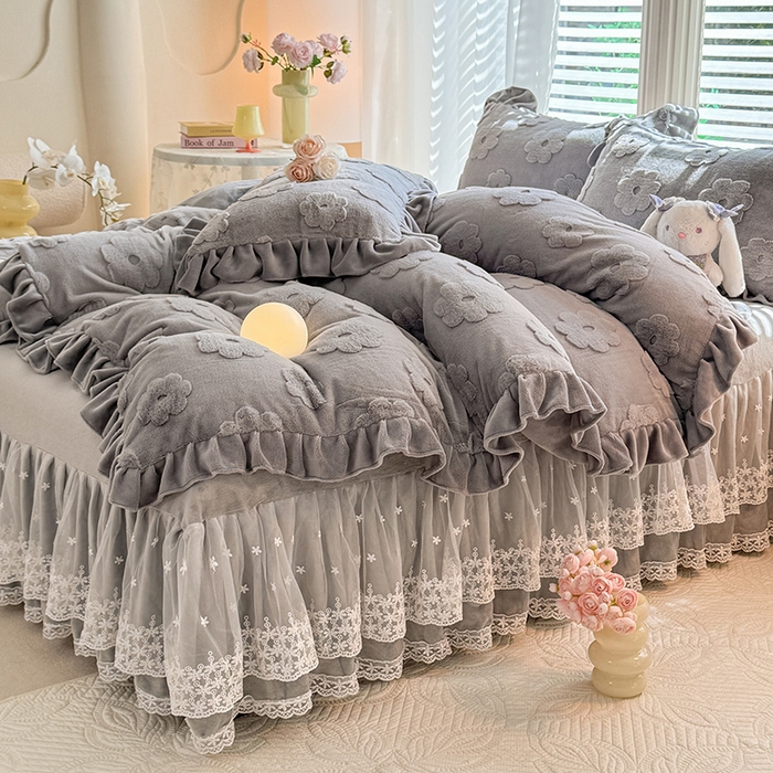 91家纺网 家纺一手货源 找家纺 唐人居 2025新款雕花花边兔毛绒床裙四件套 花儿朵朵-浅灰