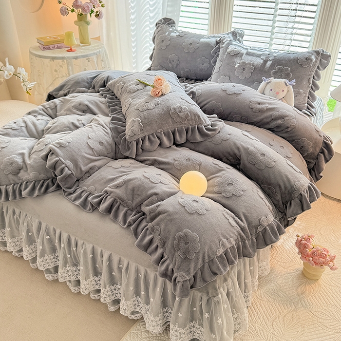 91家纺网 家纺一手货源 找家纺 唐人居 2025新款雕花花边兔毛绒床裙四件套 花儿朵朵-浅灰