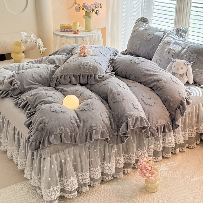 91家纺网 家纺一手货源 找家纺 唐人居 2025新款雕花花边兔毛绒床裙四件套 花儿朵朵-浅灰