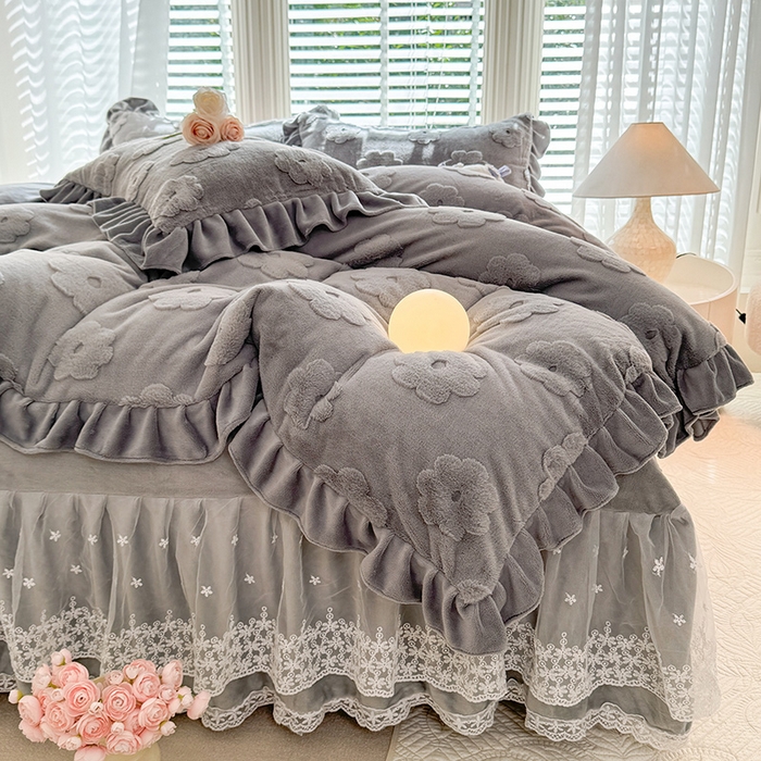 91家纺网 家纺一手货源 找家纺 唐人居 2025新款雕花花边兔毛绒床裙四件套 花儿朵朵-浅灰