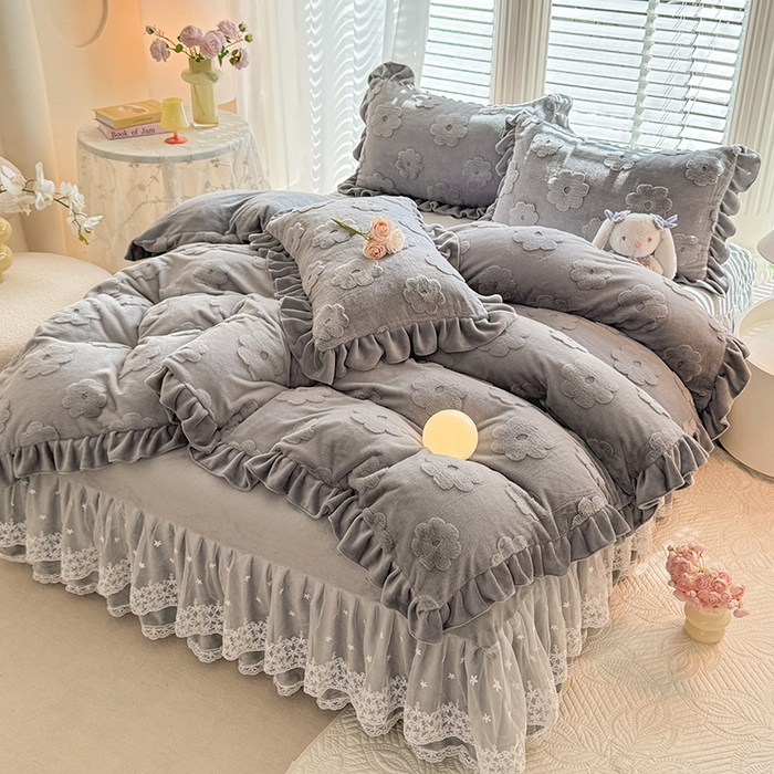 91家纺网 家纺一手货源 找家纺 唐人居 2025新款雕花花边兔毛绒床裙四件套 花儿朵朵-浅灰