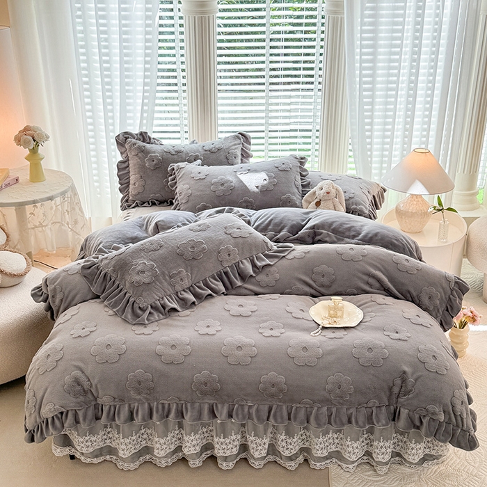 91家纺网 家纺一手货源 找家纺 唐人居 2025新款雕花花边兔毛绒床裙四件套 花儿朵朵-浅灰