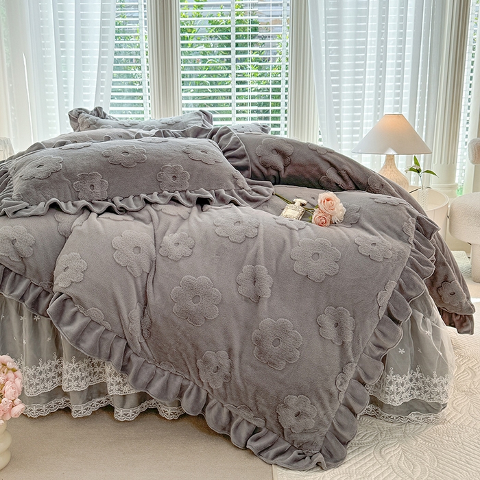 91家纺网 家纺一手货源 找家纺 唐人居 2025新款雕花花边兔毛绒床裙四件套 花儿朵朵-浅灰