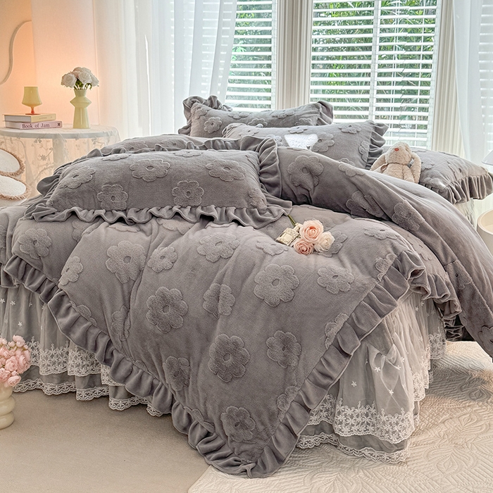 91家纺网 家纺一手货源 找家纺 唐人居 2025新款雕花花边兔毛绒床裙四件套 花儿朵朵-浅灰