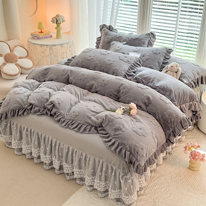 91家纺网 家纺一手货源 找家纺 唐人居 2025新款雕花花边兔毛绒床裙四件套 花儿朵朵-浅灰