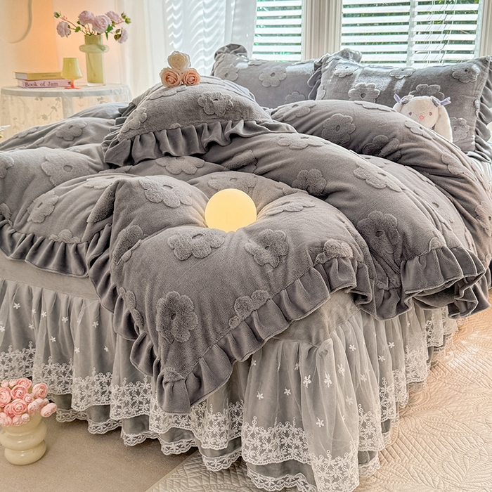 91家纺网 家纺一手货源 找家纺 唐人居 2025新款雕花花边兔毛绒床裙四件套 花儿朵朵-浅灰