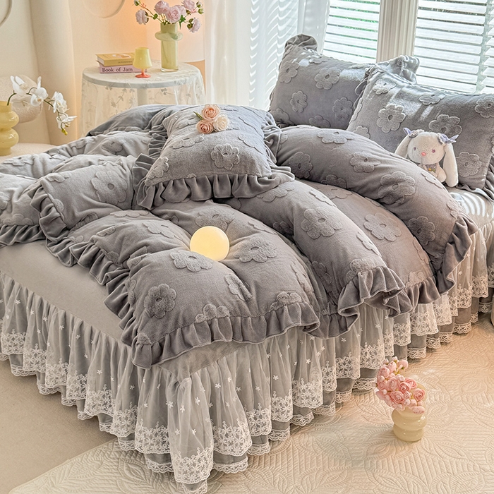 91家纺网 家纺一手货源 找家纺 唐人居 2025新款雕花花边兔毛绒床裙四件套 花儿朵朵-浅灰