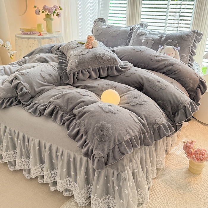 91家纺网 家纺一手货源 找家纺 唐人居 2025新款雕花花边兔毛绒床裙四件套 花儿朵朵-浅灰