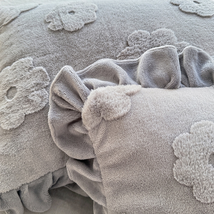 91家纺网 家纺一手货源 找家纺 唐人居 2025新款雕花花边兔毛绒床裙四件套 花儿朵朵-浅灰