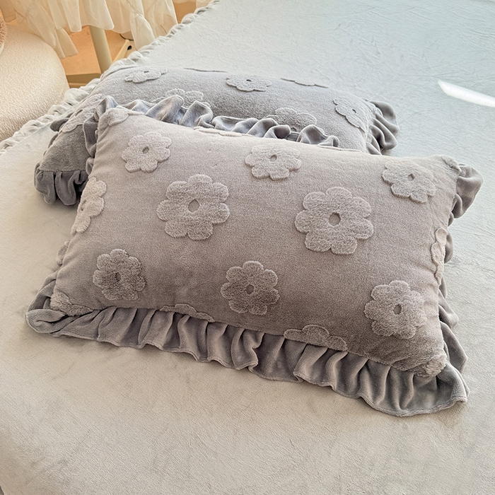 91家纺网 家纺一手货源 找家纺 唐人居 2025新款雕花花边兔毛绒床裙四件套 花儿朵朵-浅灰