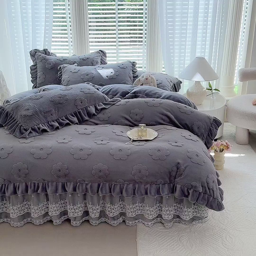 91家纺网 家纺一手货源 找家纺 唐人居 2025新款雕花花边兔毛绒床裙四件套 花儿朵朵-浅灰
