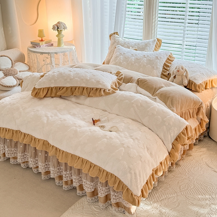 91家纺网 家纺一手货源 找家纺 唐人居 2025新款雕花花边兔毛绒床裙四件套 小树林-奶白