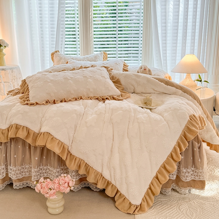 91家纺网 家纺一手货源 找家纺 唐人居 2025新款雕花花边兔毛绒床裙四件套 小树林-奶白