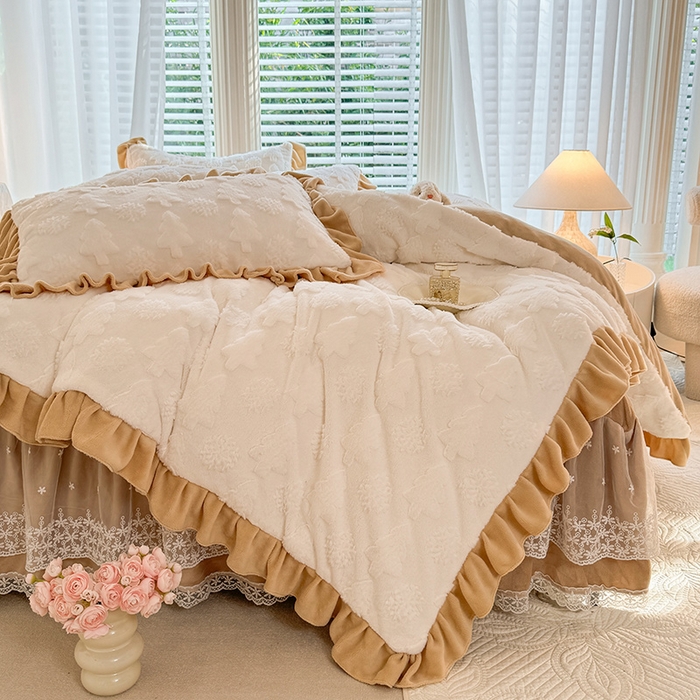 91家纺网 家纺一手货源 找家纺 唐人居 2025新款雕花花边兔毛绒床裙四件套 小树林-奶白