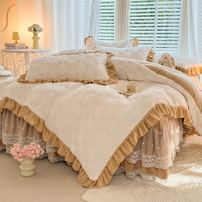 91家纺网 家纺一手货源 找家纺 唐人居 2025新款雕花花边兔毛绒床裙四件套 小树林-奶白