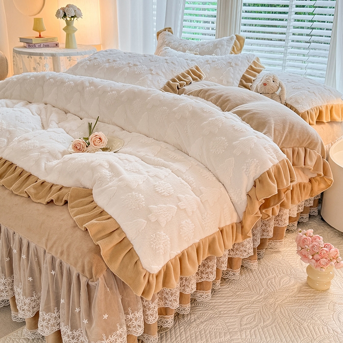 91家纺网 家纺一手货源 找家纺 唐人居 2025新款雕花花边兔毛绒床裙四件套 小树林-奶白