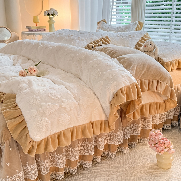 91家纺网 家纺一手货源 找家纺 唐人居 2025新款雕花花边兔毛绒床裙四件套 小树林-奶白