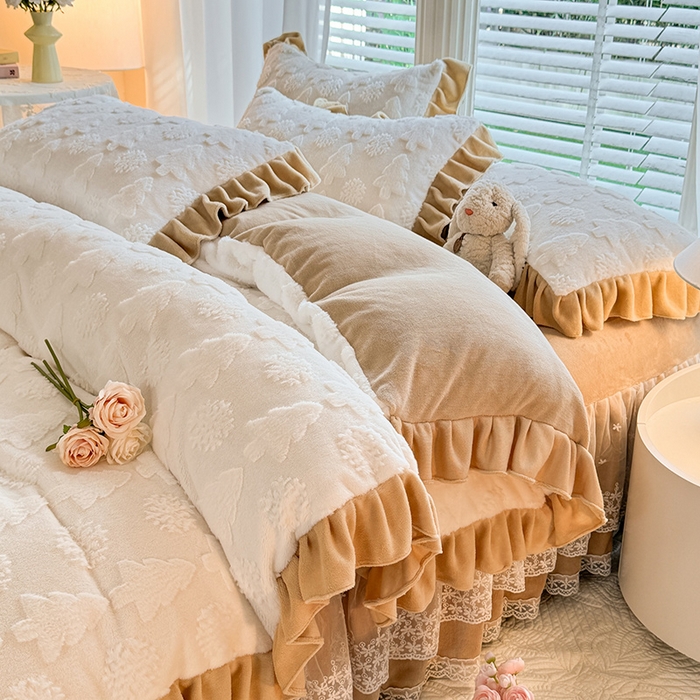 91家纺网 家纺一手货源 找家纺 唐人居 2025新款雕花花边兔毛绒床裙四件套 小树林-奶白