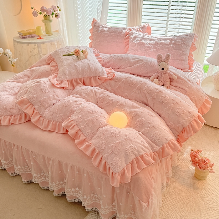91家纺网 家纺一手货源 找家纺 唐人居 2025新款雕花花边兔毛绒床裙四件套 小树林-浅粉