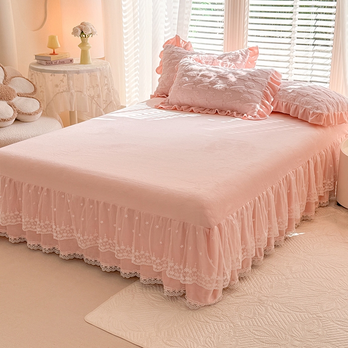 91家纺网 家纺一手货源 找家纺 唐人居 2025新款雕花花边兔毛绒床裙四件套 小树林-浅粉