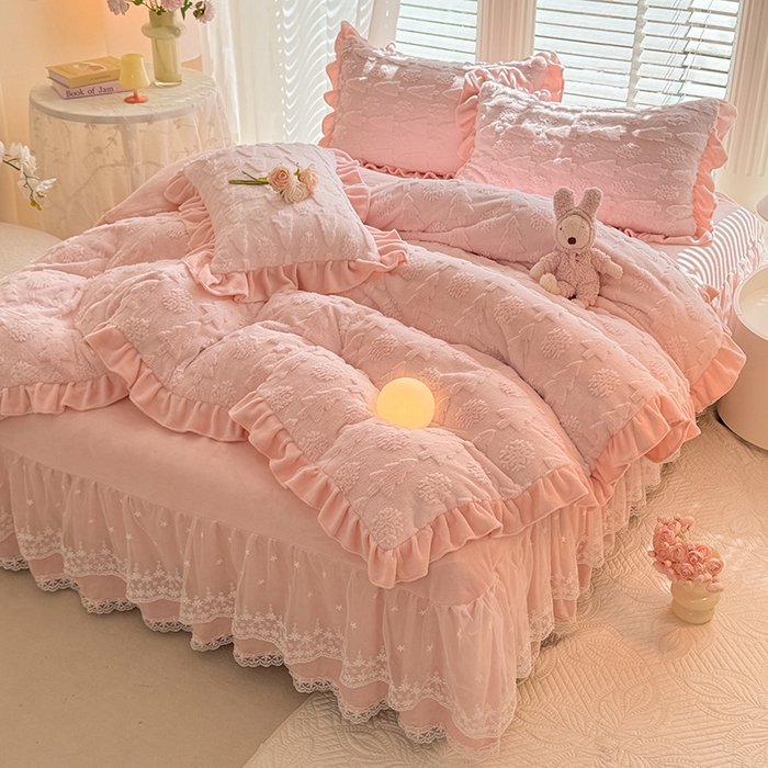 91家纺网 家纺一手货源 找家纺 唐人居 2025新款雕花花边兔毛绒床裙四件套 小树林-浅粉