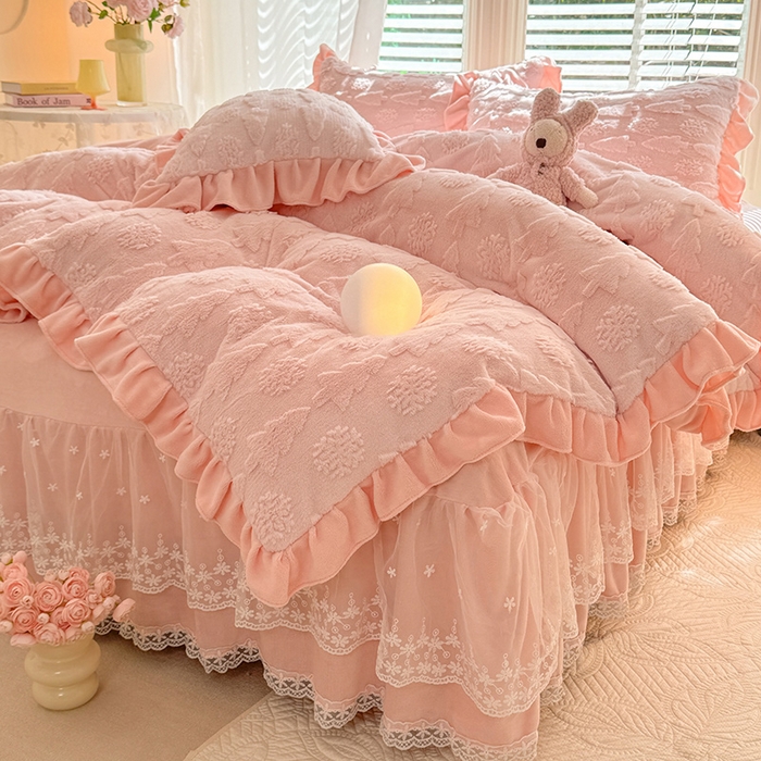 91家纺网 家纺一手货源 找家纺 唐人居 2025新款雕花花边兔毛绒床裙四件套 小树林-浅粉