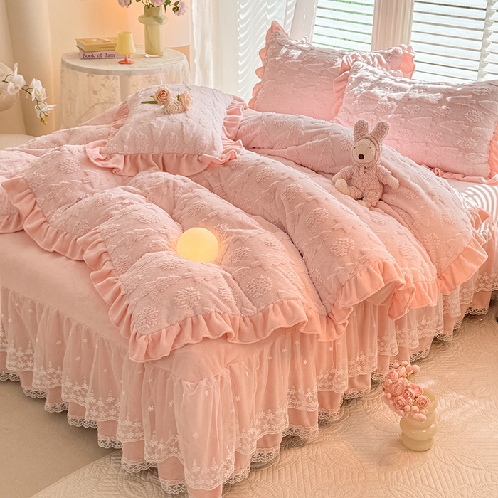 91家纺网 家纺一手货源 找家纺 唐人居 2025新款雕花花边兔毛绒床裙四件套 小树林-浅粉